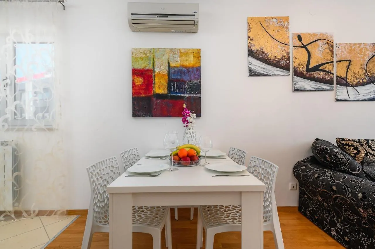 Pula City Centre, Modern App 2+2, Free Parking Apartment