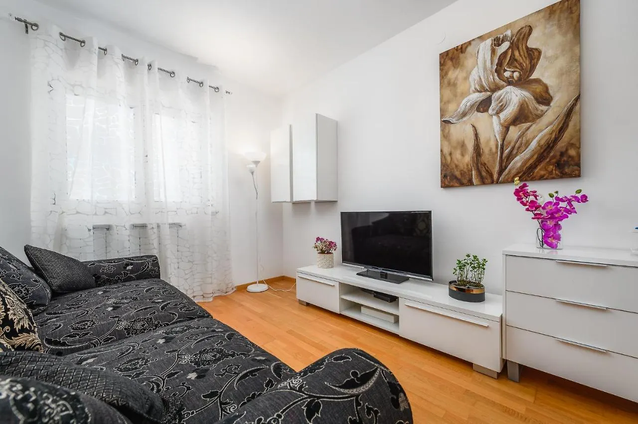 Pula City Centre, Modern App 2+2, Free Parking Apartment